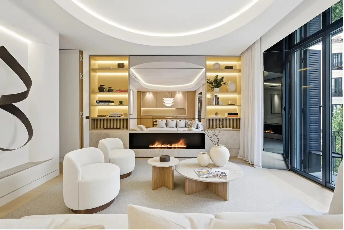 Salón con chimenea integrada en Recoletos 13
